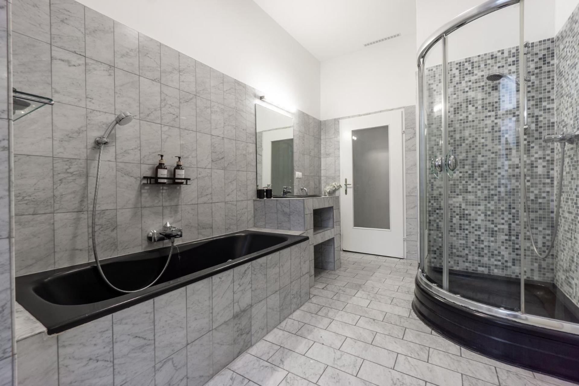 Central Apartment In Viennese Old Building ภายนอก รูปภาพ
